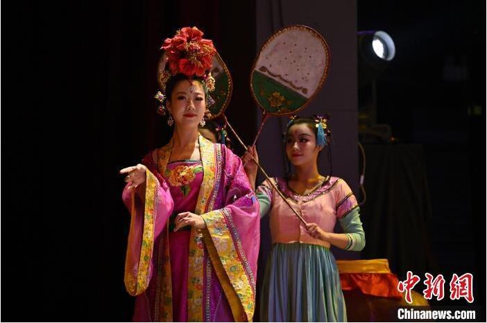 7月18日晚，中國(guó)經(jīng)典舞劇《絲路花雨》在甘肅蘭州黃河劇院進(jìn)行演出。中國(guó)經(jīng)典舞劇《絲路花雨》迎來(lái)45周年，7月17日-8月4日在蘭州開(kāi)啟為期多天的駐場(chǎng)演出。該舞劇取材于敦煌莫高窟壁畫(huà)，集中國(guó)霓裳羽衣舞、敦煌舞、印度舞、黑巾舞、波斯馬鈴舞等于一身，自1979年演出至今，該劇先后在40多個(gè)國(guó)家和地區(qū)演出近4000場(chǎng)，觀眾550多萬(wàn)人次。中新社記者 李亞龍 攝</p>
<p>