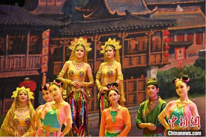 7月18日晚，中國(guó)經(jīng)典舞劇《絲路花雨》在甘肅蘭州黃河劇院進(jìn)行演出。中國(guó)經(jīng)典舞劇《絲路花雨》迎來(lái)45周年，7月17日-8月4日在蘭州開(kāi)啟為期多天的駐場(chǎng)演出。該舞劇取材于敦煌莫高窟壁畫(huà)，集中國(guó)霓裳羽衣舞、敦煌舞、印度舞、黑巾舞、波斯馬鈴舞等于一身，自1979年演出至今，該劇先后在40多個(gè)國(guó)家和地區(qū)演出近4000場(chǎng)，觀眾550多萬(wàn)人次。中新社記者 李亞龍 攝</p>
<p>