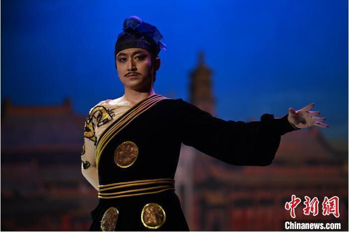 7月18日晚，中國(guó)經(jīng)典舞劇《絲路花雨》在甘肅蘭州黃河劇院進(jìn)行演出。中國(guó)經(jīng)典舞劇《絲路花雨》迎來(lái)45周年，7月17日-8月4日在蘭州開(kāi)啟為期多天的駐場(chǎng)演出。該舞劇取材于敦煌莫高窟壁畫(huà)，集中國(guó)霓裳羽衣舞、敦煌舞、印度舞、黑巾舞、波斯馬鈴舞等于一身，自1979年演出至今，該劇先后在40多個(gè)國(guó)家和地區(qū)演出近4000場(chǎng)，觀眾550多萬(wàn)人次。中新社記者 李亞龍 攝