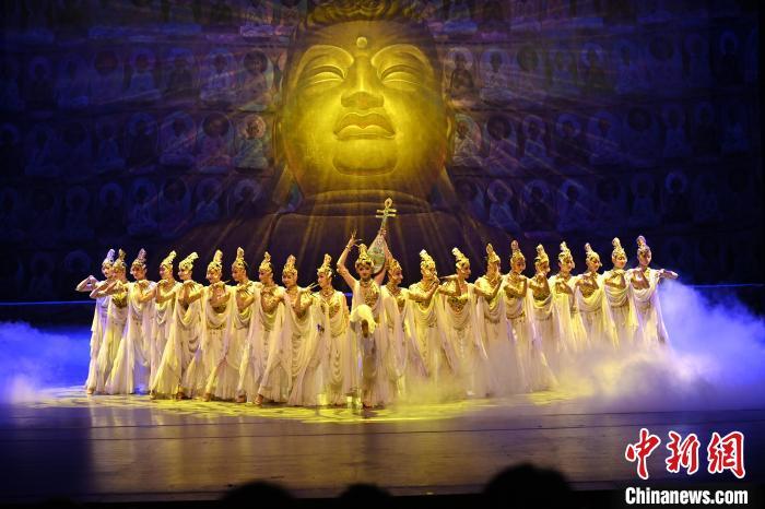 7月18日晚，中國(guó)經(jīng)典舞劇《絲路花雨》在甘肅蘭州黃河劇院演出。李亞龍 攝