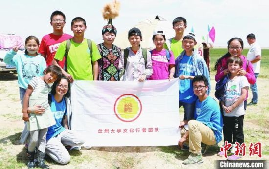 圖為蘭州大學(xué)文化行者團(tuán)隊(duì)走進(jìn)民族社區(qū)。(資料圖)蘭州大學(xué)供圖