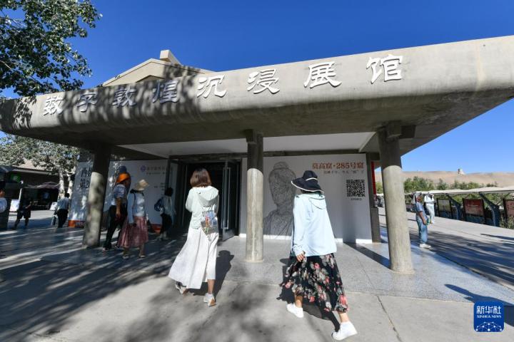 7月22日，游客排隊(duì)進(jìn)入“尋境敦煌——數(shù)字敦煌沉浸展”場(chǎng)館。新華社記者 郎兵兵 攝</p>
<p>