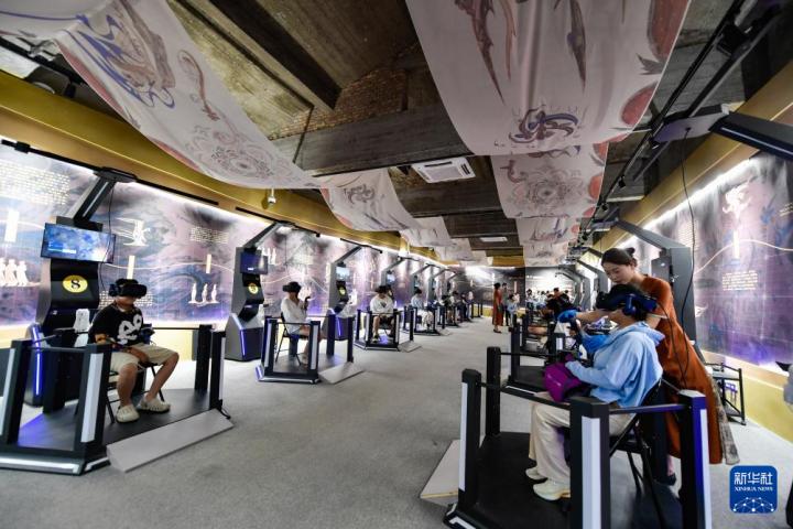 7月22日，游客線下體驗(yàn)“尋境敦煌——數(shù)字敦煌沉浸展”。新華社記者 郎兵兵 攝</p>
<p>