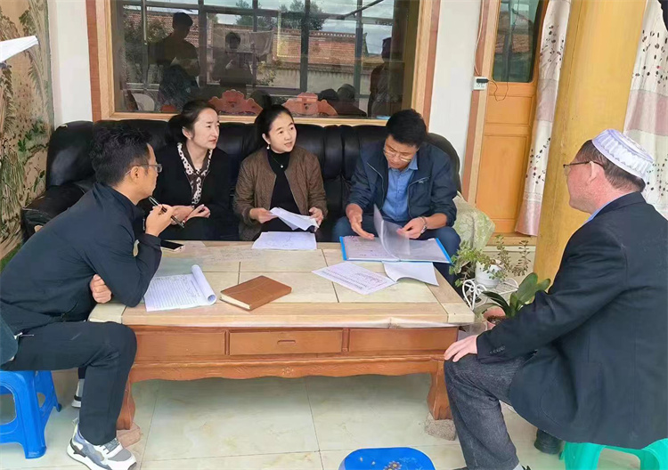 臨潭縣卓洛鄉(xiāng)紀委工作人員在下園子村農(nóng)戶家中了解在發(fā)放大病救助補助資金中是否存在落實不及時、不到位等作風方面的問題。.jpg