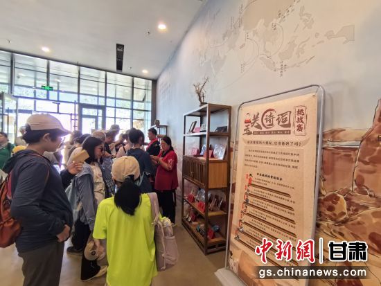 近日，玉門關(guān)遺址景區(qū)開啟了一場(chǎng)精彩紛呈的玉關(guān)詩(shī)詞挑戰(zhàn)賽，吸引眾多游人參與其中。玉門關(guān)遺址景區(qū)供圖