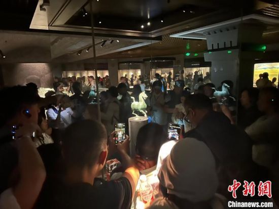 8月17日至23日，“濃濃民族情 兩岸一家親”臺灣同胞參訪團甘肅行交流活動在甘肅展開。圖為臺胞參觀甘肅省博物館。中新社記者 閆姣 攝