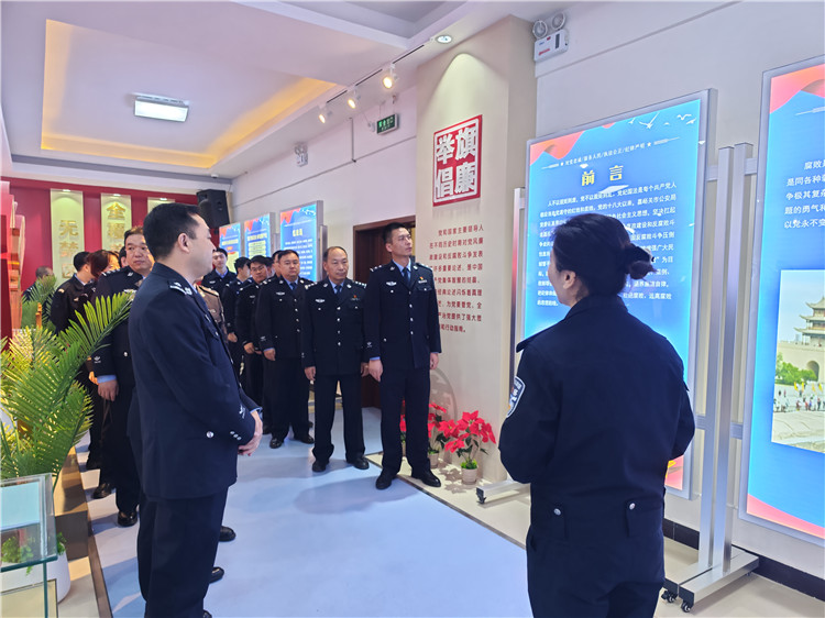 嘉峪關(guān)市公安局明珠路派出所參觀市公安局紀(jì)法廉政警示教育基地。.jpg