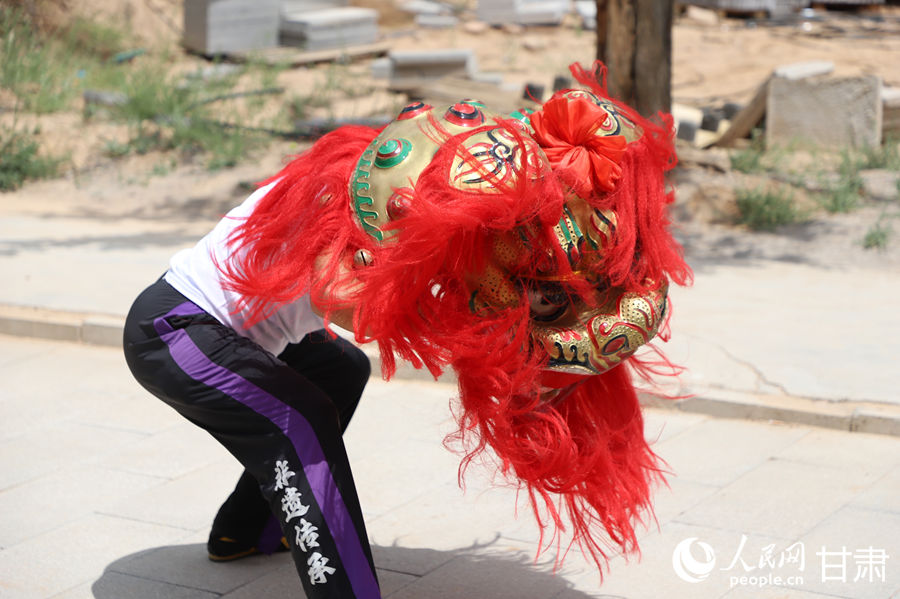 柴宗峰在桃林村展示蘭州北獅風(fēng)采。人民網(wǎng)記者 焦隆攝
